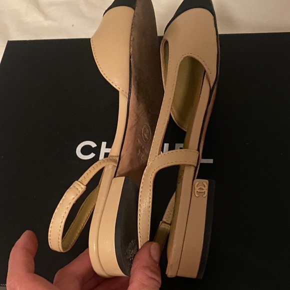 CHANEL Beige and Black Slingback Flats - Picture 3 of 7
